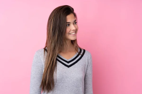 Adolescente Menina Sobre Isolado Fundo Rosa Olhando Para Lado — Fotografia de Stock