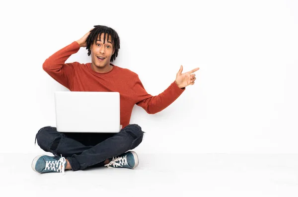 Νεαρός Αφροαμερικάνος Κάθεται Στο Πάτωμα Και Εργάζεται Laptop Του Έκπληκτος — Φωτογραφία Αρχείου