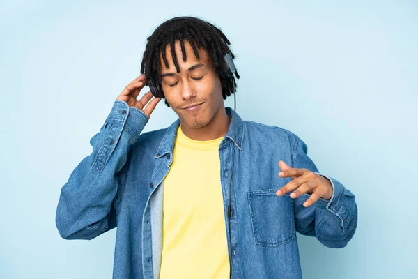 Jovem Afro Americano Isolado Fundo Azul Ouvindo Música Dança — Fotografia de Stock