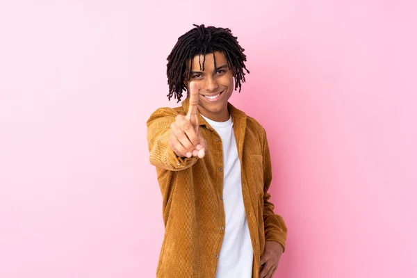 年轻的非裔美国人 身穿灯芯绒夹克 穿着孤立的粉色背景 露出并举起一只手指头 — 图库照片