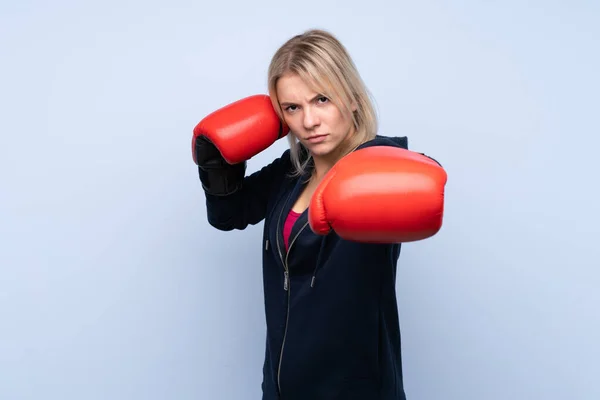 Joven Mujer Rubia Deporte Sobre Fondo Azul Aislado Con Guantes — Foto de Stock