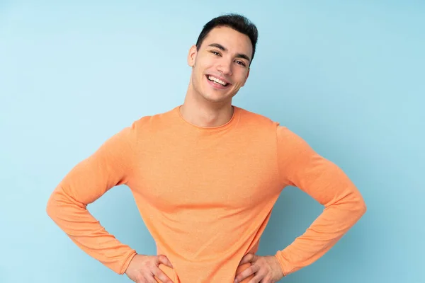 Young Caucasian Handsome Man Isolated Blue Background Posing Arms Hip — Stock Photo, Image