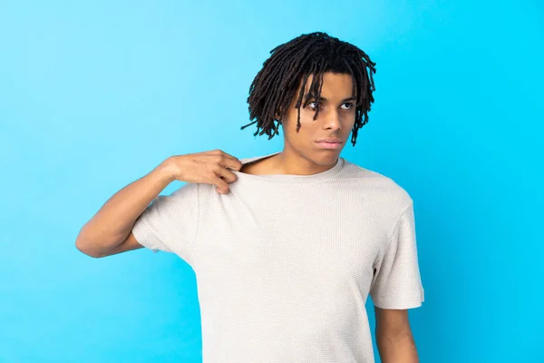 Jovem Afro Americano Sobre Fundo Azul Isolado Com Expressão Cansada — Fotografia de Stock