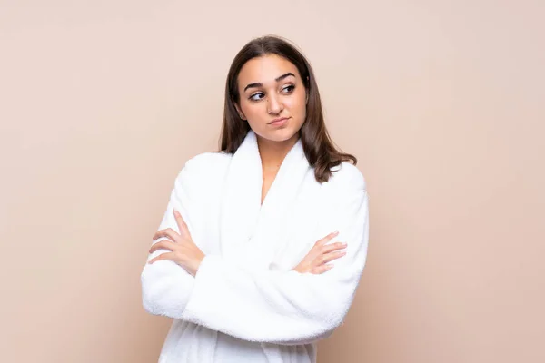 Junges Mädchen Bademantel Über Isoliertem Hintergrund Das Eine Idee Denkt — Stockfoto