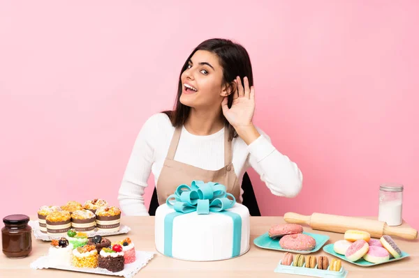 Konditor Mit Einem Großen Kuchen Auf Einem Tisch Vor Isoliertem — Stockfoto