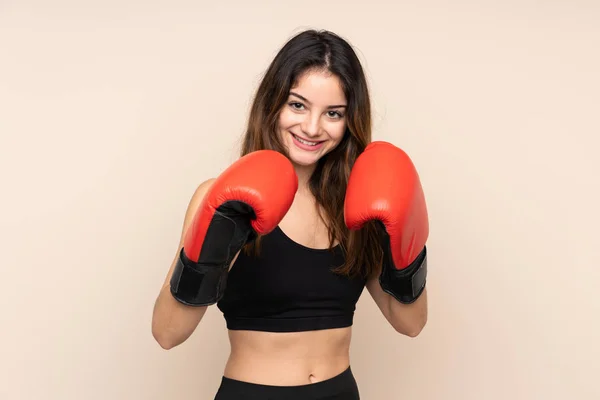 Jovem mulher esporte com luvas de boxe sobre fundo isolado — Fotografia de Stock