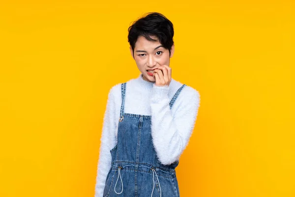 Junge Asiatische Mädchen Overalls Über Isoliertem Gelben Hintergrund Nervös Und — Stockfoto