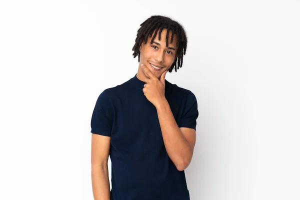 Junger Afrikanisch Amerikanischer Mann Auf Weißem Hintergrund Isoliert Lächelnd — Stockfoto