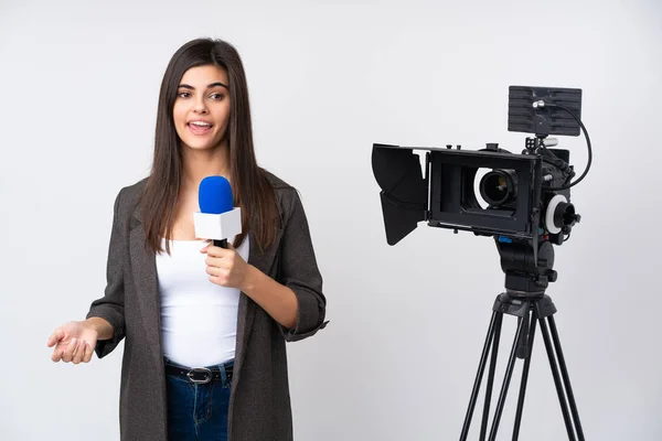 Reporterin hält ein Mikrofon in der Hand und berichtet Nachrichten vor isoliertem weißen Hintergrund — Stockfoto