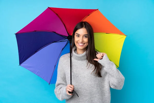 Jeune Femme Brune Tenant Parapluie Sur Mur Bleu Isolé Fier — Photo