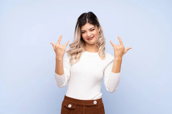 Joven Adolescente Chica Sobre Aislado Fondo Azul Haciendo Gesto Roca — Foto de Stock