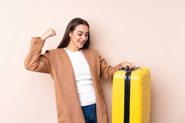 Reisende Frau Mit Koffer Feiert Sieg — Stockfoto