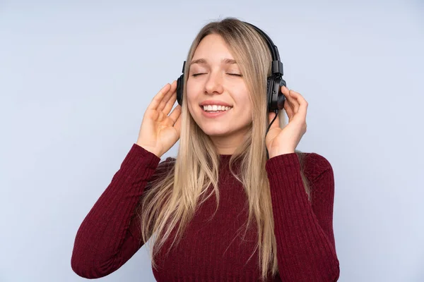 Young Blonde Woman Isolated Blue Background Listening Music Singing — 스톡 사진