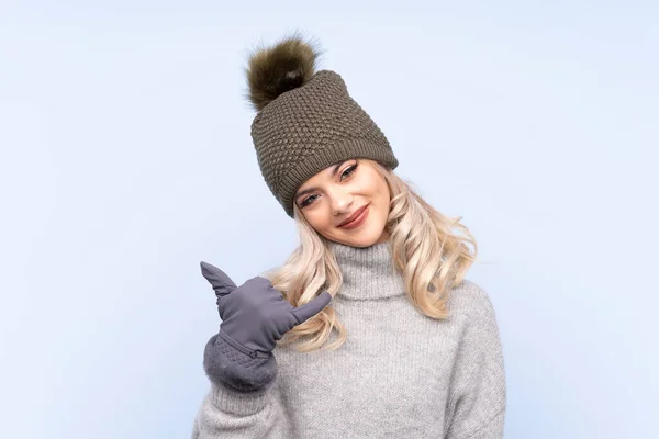 Giovane Ragazza Adolescente Con Cappello Invernale Sfondo Blu Isolato Fare — Foto Stock