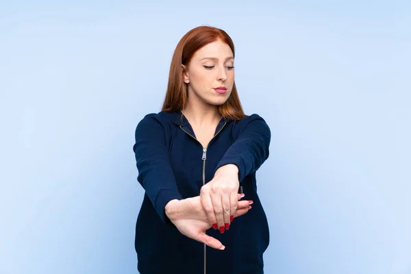 Joven Pelirroja Deporte Mujer Sobre Aislado Azul Fondo Estiramiento Brazo — Foto de Stock