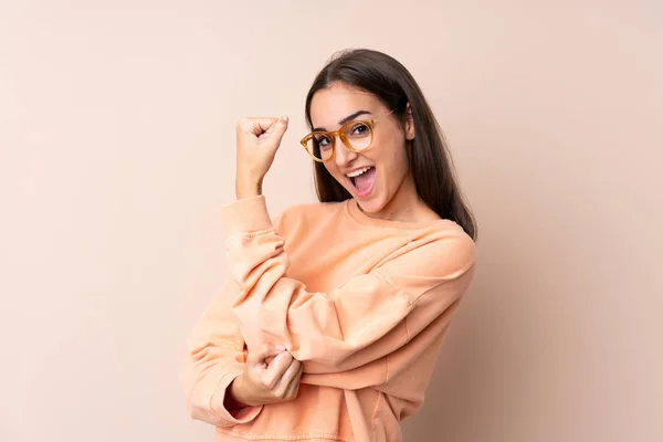 Chica Joven Sobre Fondo Aislado Haciendo Fuerte Gesto —  Fotos de Stock