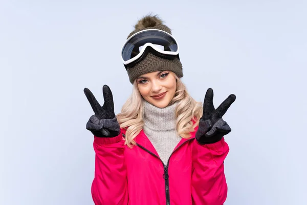 Lyžař Teenager Dívka Snowboarding Brýle Přes Izolované Modré Pozadí Úsměvem — Stock fotografie