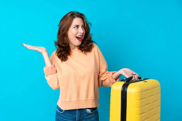 Mujer Viajera Con Maleta Sobre Fondo Azul Aislado Con Expresión —  Fotos de Stock