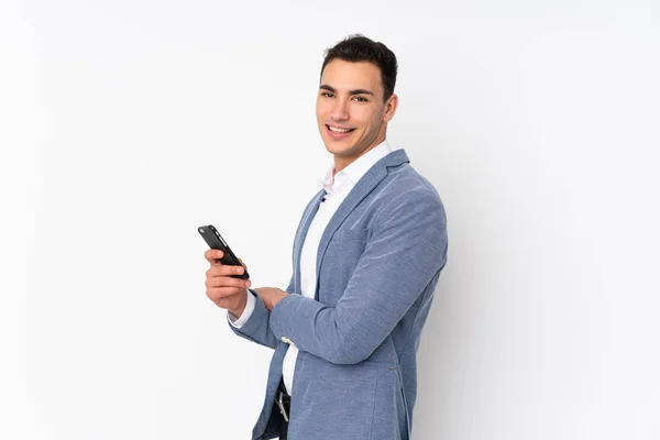 Junger Gutaussehender Geschäftsmann Mit Verschränkten Armen Und Blick Nach Vorn — Stockfoto