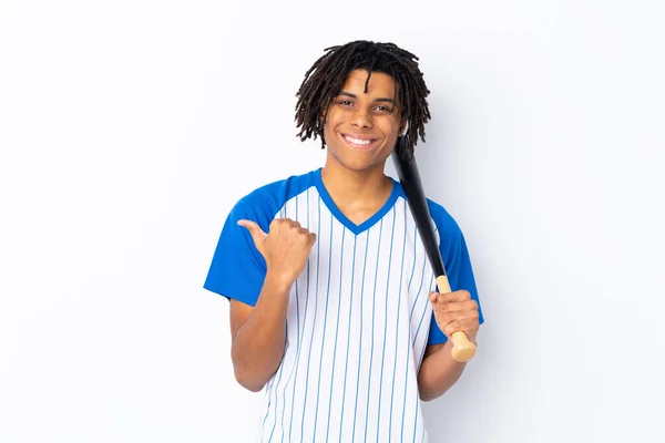 若いアフリカ系アメリカ人の男は 製品を提示する側を指して隔離された白い背景の上に野球をプレイ — ストック写真