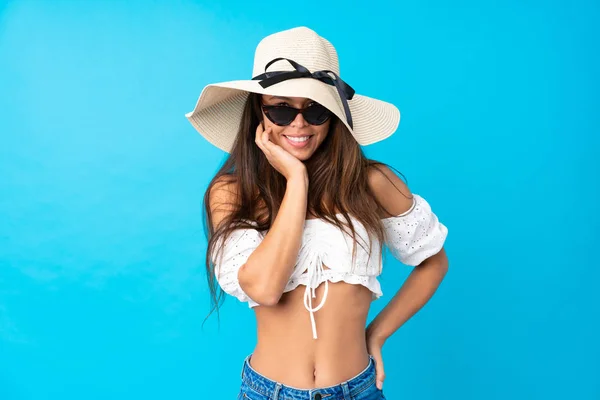 Mujer Joven Vacaciones Verano Sobre Fondo Azul Aislado — Foto de Stock