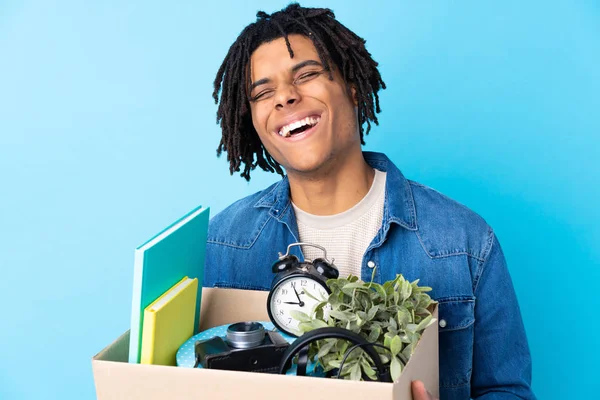 Joven hombre afroamericano haciendo un movimiento mientras recoge una caja —  Fotos de Stock