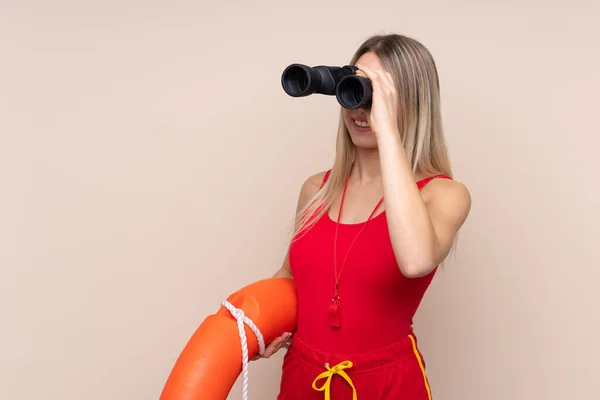 Bagnino donna con binocolo su sfondo isolato — Foto Stock