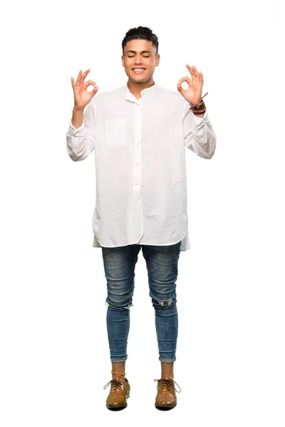Zen Giymiş Genç Bir Adamın Izole Edilmiş Beyaz Arka Plan — Stok fotoğraf