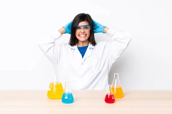 Joven Mujer Científica Una Mesa Frustrado Toma Las Manos Cabeza — Foto de Stock