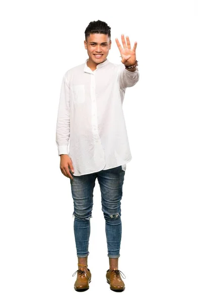 白い背景の上に指で4を数えると幸せと若い男の完全な長さのショット — ストック写真
