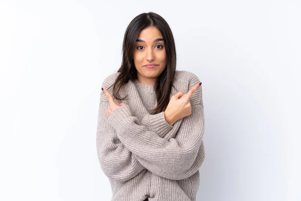 Jonge Brunette Vrouw Geïsoleerde Witte Achtergrond Wijzend Naar Lateralen Met — Stockfoto