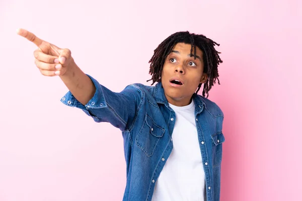 Junger Afrikanisch Amerikanischer Mann Mit Jeanshemd Über Isoliertem Rosa Hintergrund — Stockfoto
