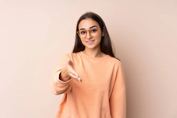 Young Girl Isolated Background Handshaking Good Deal — ストック写真