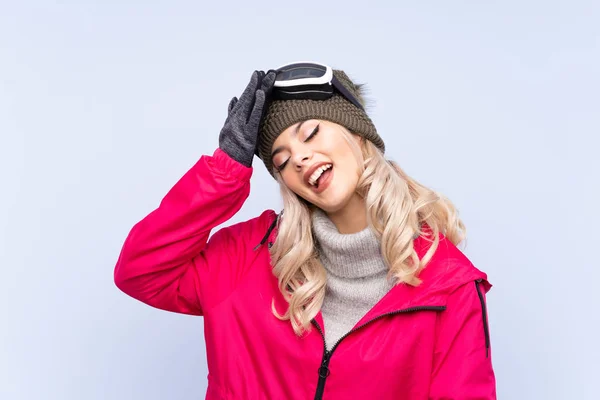 Sciatore Adolescente Ragazza Con Occhiali Snowboard Isolato Sfondo Blu Ridere — Foto Stock