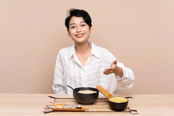 Jong Aziatisch Meisje Een Tafel Met Kom Van Noedels Sushi — Stockfoto