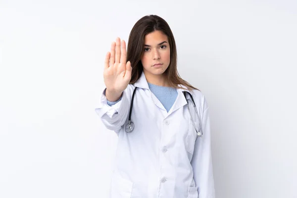 Adolescente Menina Sobre Isolado Fundo Branco Vestindo Vestido Médico Fazendo — Fotografia de Stock