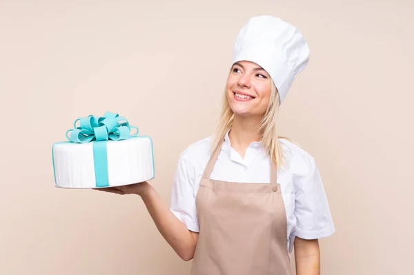 Jeune Femme Russe Avec Gros Gâteau Sur Fond Isolé Regardant — Photo