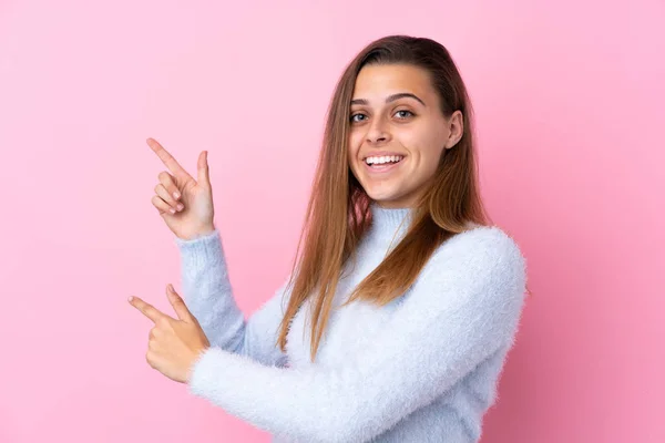 Gadis Remaja Dengan Sweater Biru Atas Latar Belakang Merah Muda — Stok Foto