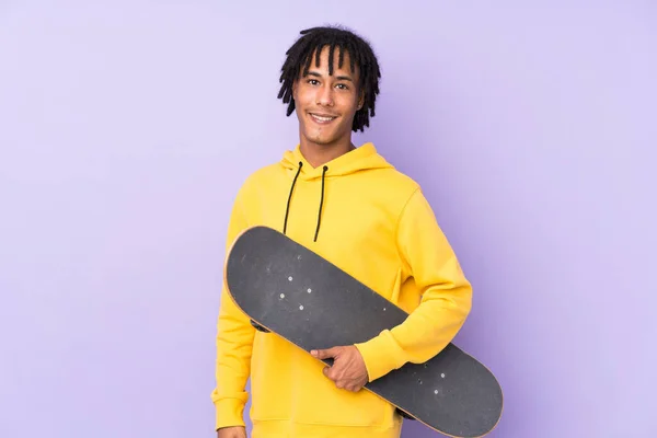 Handsome Young Skater Man Isolated Wall Smiling Lot — Stock Photo, Image