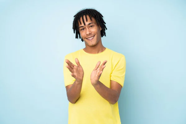 Joven Afroamericano Aislado Sobre Fondo Azul Aplaudiendo Después Presentación Una — Foto de Stock