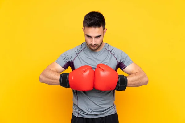 Esporte Homem Sobre Isolado Parede Amarela Com Luvas Boxe — Fotografia de Stock