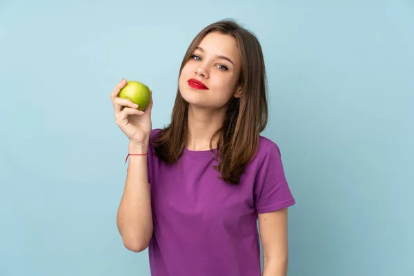 Tonårstjej Isolerad Blå Bakgrund Med Ett Äpple Och Glad — Stockfoto