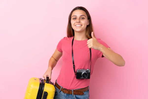 Teenager Cestovatel Dívka Drží Kufr Nad Izolované Růžové Pozadí Palci — Stock fotografie