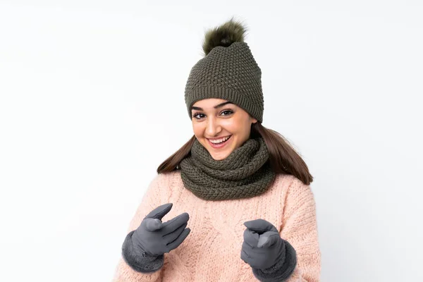 一个戴着冬帽的小女孩用手指指著你 — 图库照片