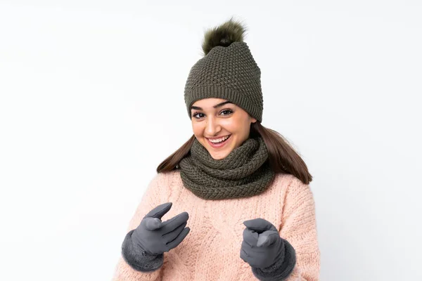 Menina Com Chapéu Inverno Sobre Fundo Branco Isolado Aponta Dedo — Fotografia de Stock