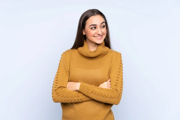 Jonge Kaukasische Vrouw Geïsoleerd Blauwe Achtergrond Zoek Omhoog Terwijl Glimlachen — Stockfoto