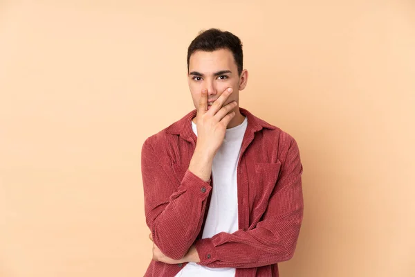 Jonge Kaukasische Knappe Man Geïsoleerd Beige Achtergrond Verrast Geschokt Terwijl — Stockfoto