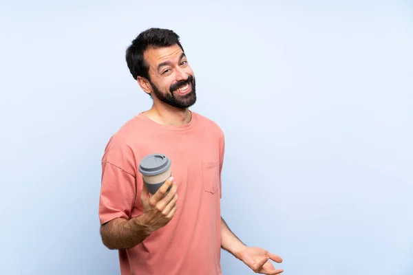 Jovem Com Barba Segurando Café Take Away Sobre Fundo Azul — Fotografia de Stock