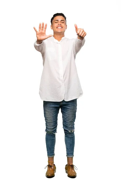 白い背景の上に指で6を数える若い男の完全長のショット — ストック写真