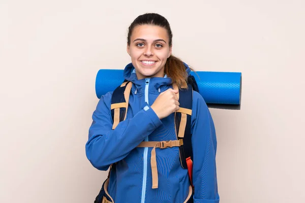 Young Mountaineer Girl Big Backpack Isolated Background Celebrating Victory — Stock Photo, Image